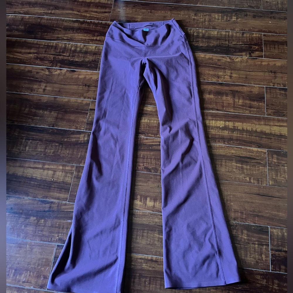 UNIQLO plum matron mauve flare leggings
